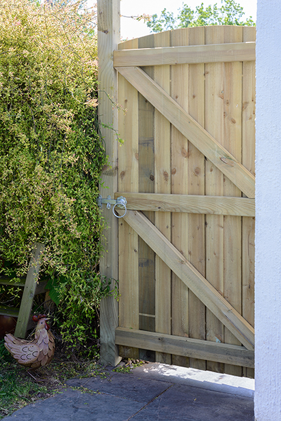 The Arched Featheredge gate is ideal for use in conjunction with all Grange Featheredge panels. The arched top gate is made from pressure-treated timber ensuring longevity in use.