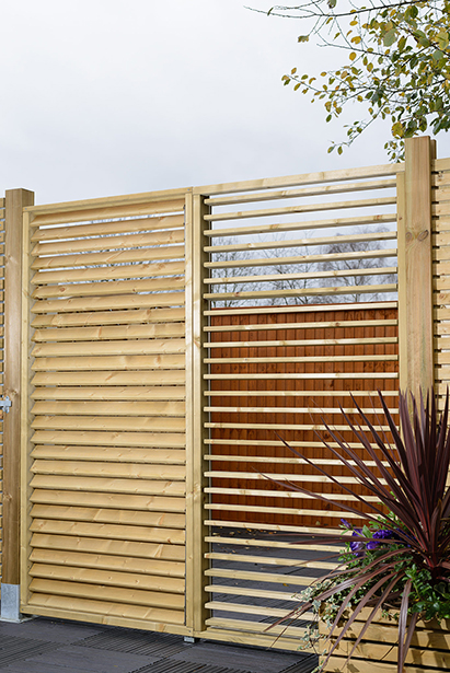 Add a personal touch to your garden with this adjustable screen. Use with slats open, or tilt slats to create privacy and allow for sunlight to reflect in different directions around your garden. This screen is ideal for zoning off an eating or patio area, fully framed and pressure-treated to provide longevity in use.