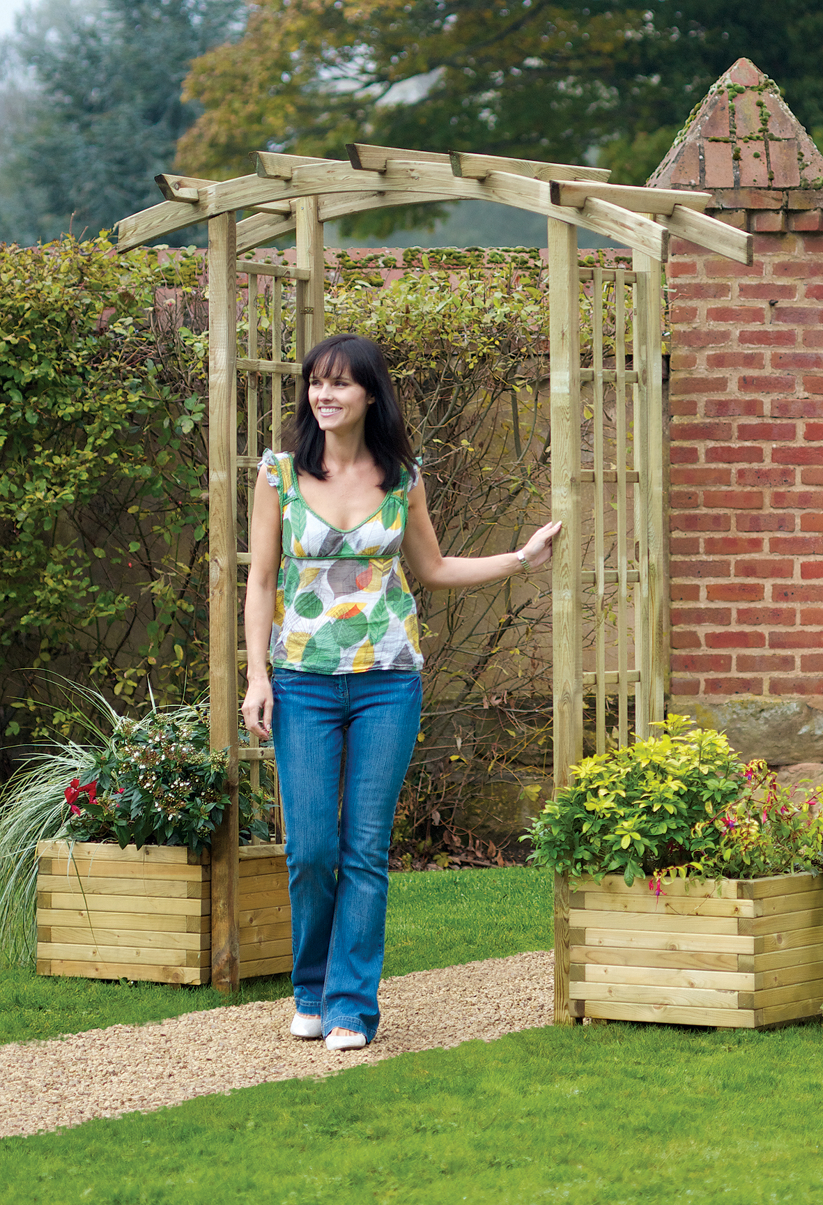 The Bow Top Garden Arch comes with decorative square trellis sides enhancing any garden space. The structure is ideal for creating an impressionable pathway, or as a decorative garden feature. The timber is pressure treated for enhanced protection.
