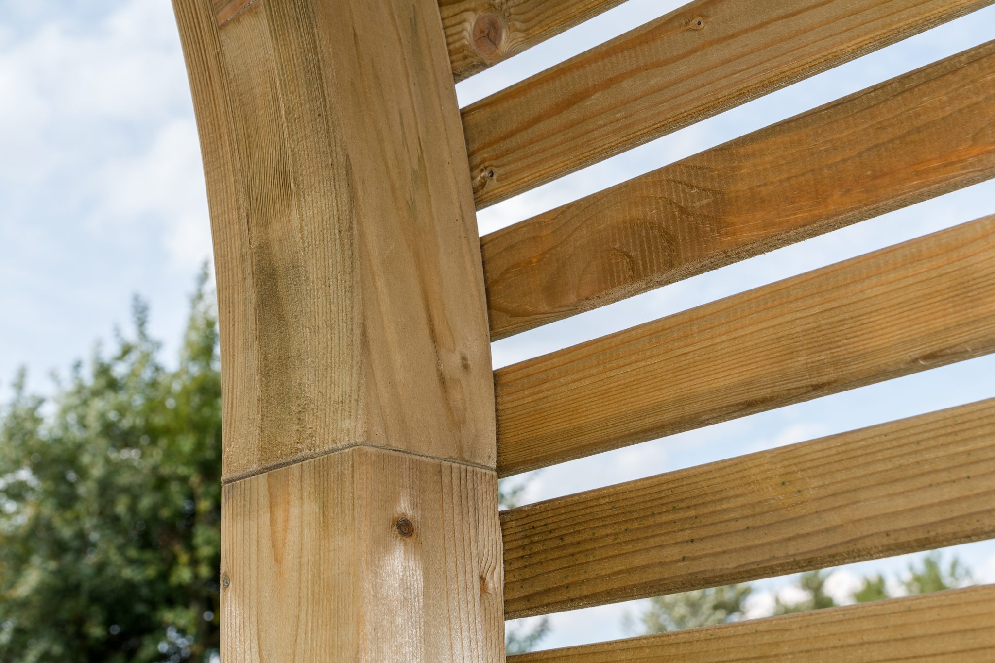 The Contemporary Garden Arch is a substantial and stylish structure. The chunky arched top, posts and slats are planed, rounded and chamfered for a modern look. Use with climbing plants along a pathway or as a standalone feature in your garden.