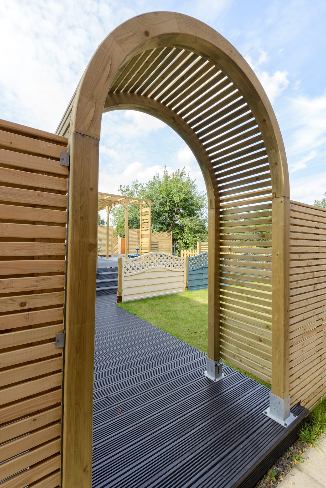 The Contemporary Garden Arch is a substantial and stylish structure. The chunky arched top, posts and slats are planed, rounded and chamfered for a modern look. Use with climbing plants along a pathway or as a standalone feature in your garden.