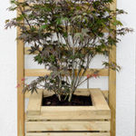 A modern planter designed to complement the Contemporary fence panel and structures. This planter would look fantastic as a pair to an entrance or walkway or even as a standalone feature. Perfect for Topiary and Acer trees, it comes pre-lined, assembled and pressure treated as standard.