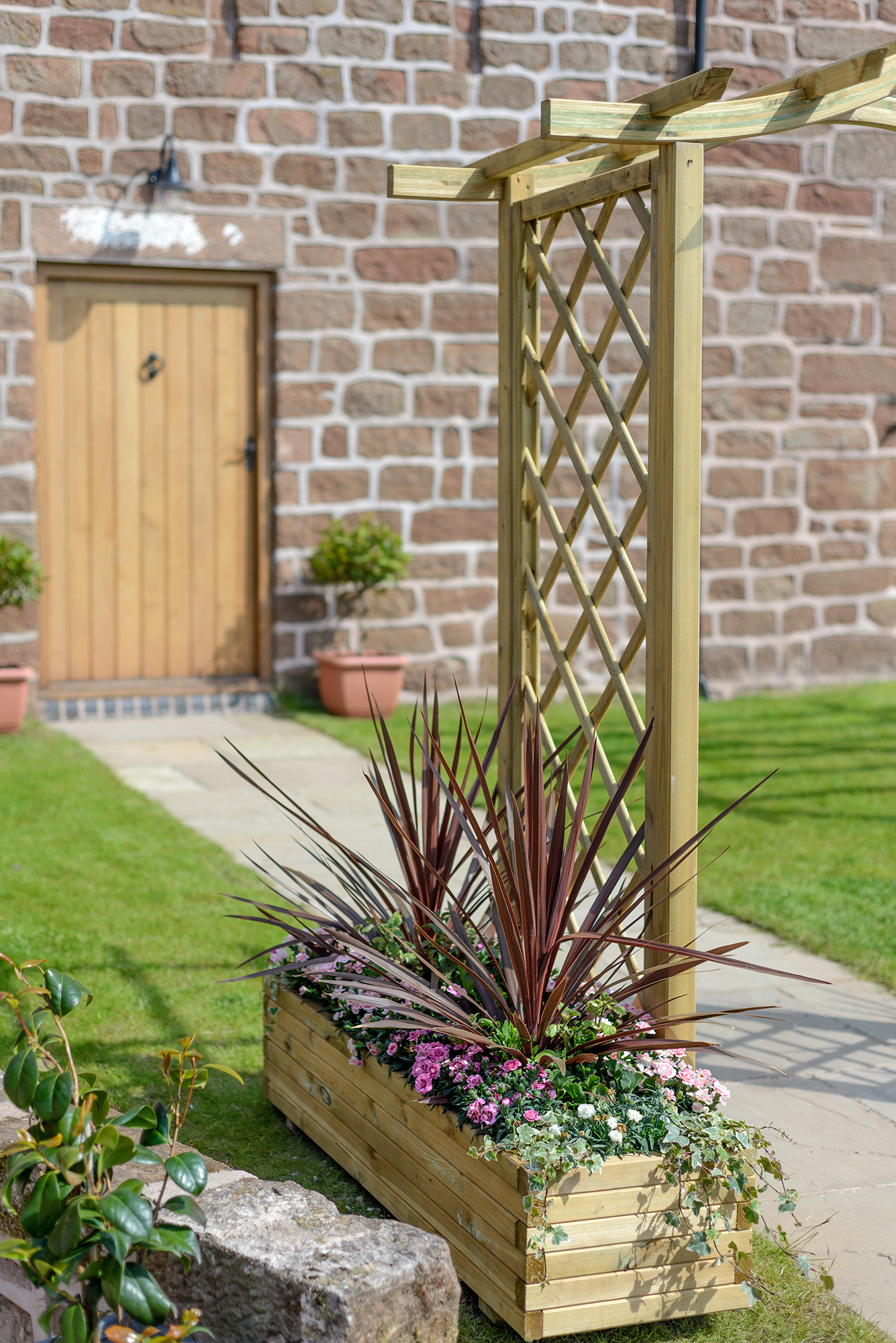 The Elite Portico Arch’s unique design with a curved roof and lattice style trellis side panels offers a stylish solution for any garden space. The space for hanging baskets will enhance a path, or it can be used as a standalone feature. The pressure treated finish provides ultimate durability.