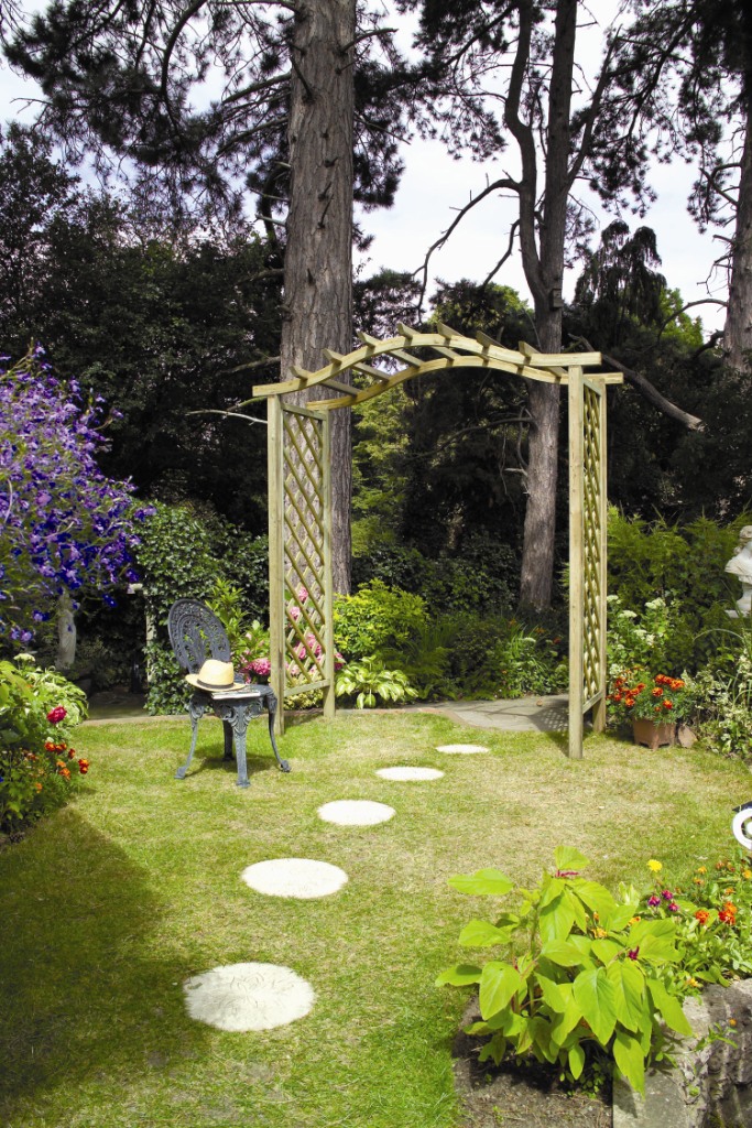The Elite Portico Arch’s unique design with a curved roof and lattice style trellis side panels offers a stylish solution for any garden space. The space for hanging baskets will enhance a path, or it can be used as a standalone feature. The pressure treated finish provides ultimate durability.