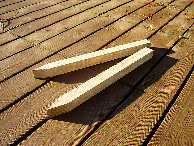 The fixing spike can be used in numerous garden applications from securing log edging to defining building plots. Crafted from sturdy pressure treated timber in a natural finish.