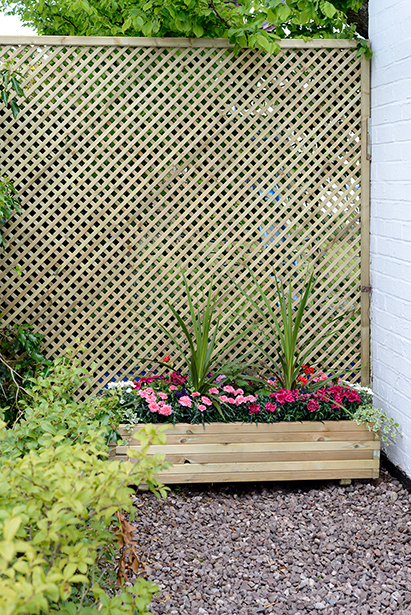 The Lilleshall range has planed and rounded lattice shaped trellis and a sturdy rebated frame. With smaller lattice gaps of 20mm, this trellis is ideal as a privacy screen to zone off areas within the garden. Due to the pressure-treated timber this trellis is protected from wood rot and fungal decay.