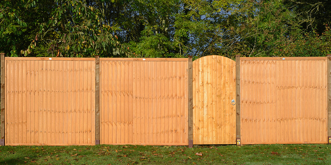 The Side Entry Arch is a heavy duty gate, planed pressure-treated in golden brown colour treatment which ensures longevity in use. It has a sturdy mortise and tenon jointed frame, the gate itself can be hung from either side.