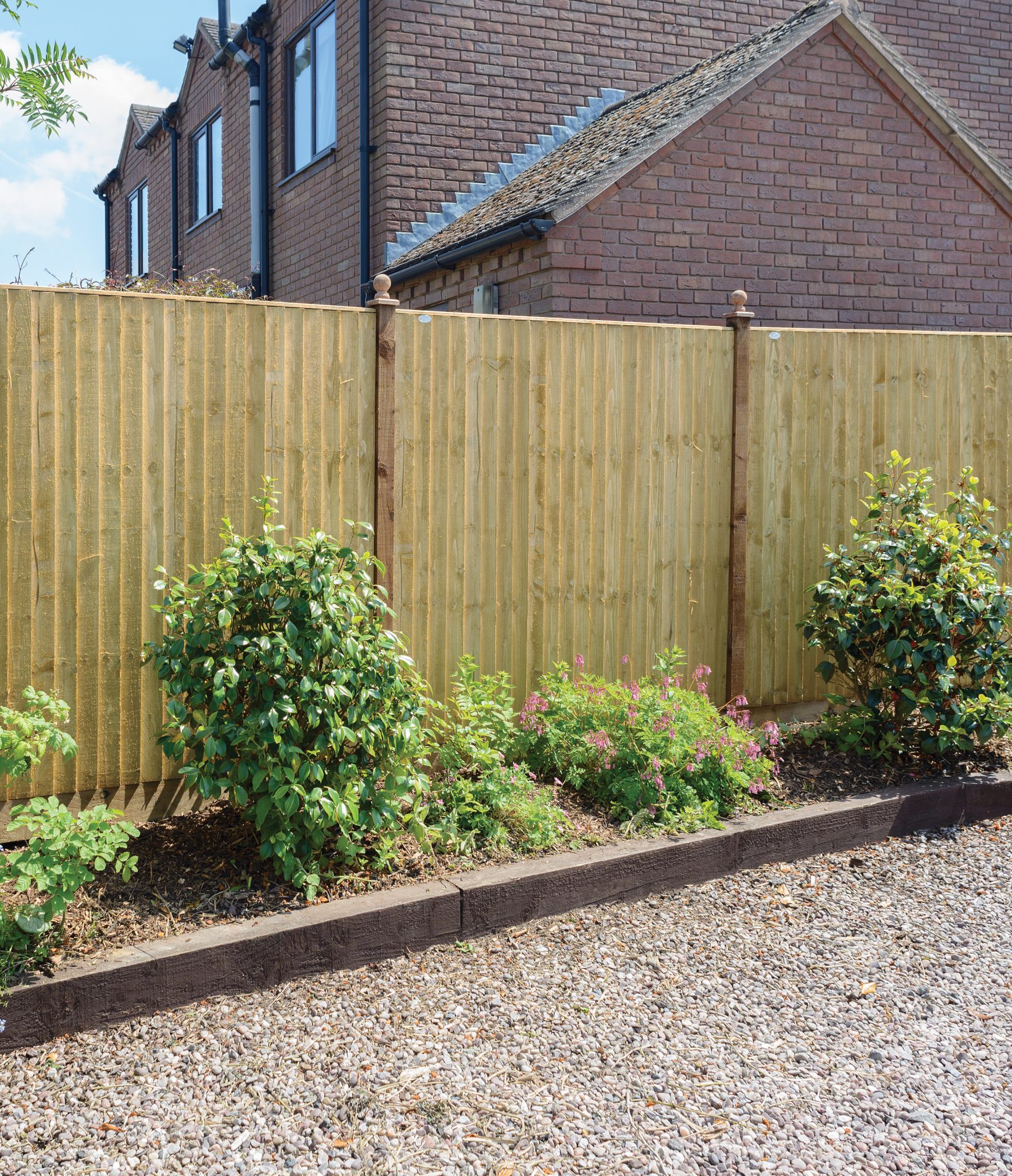 A heavy duty panel made with 100mm featheredge boards and capping rail fixed to a sturdy frame. The Standard Featheredge Panel is available in pressure-treated golden brown or pressure-treated green to protect the timber from wood rot.