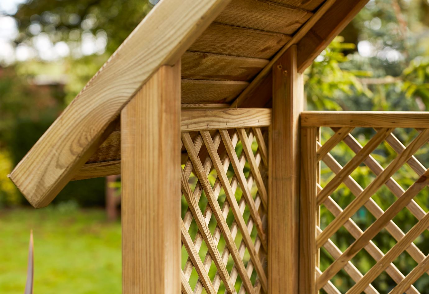 This classic arbour is designed with diamond trellis sides and back to support climbing plants. The slatted roof provides extra protection from the sun, and the sturdy yet comfortable bench enables you to sit back and relax. It is made from pressure-treated timber for long lasting protection.