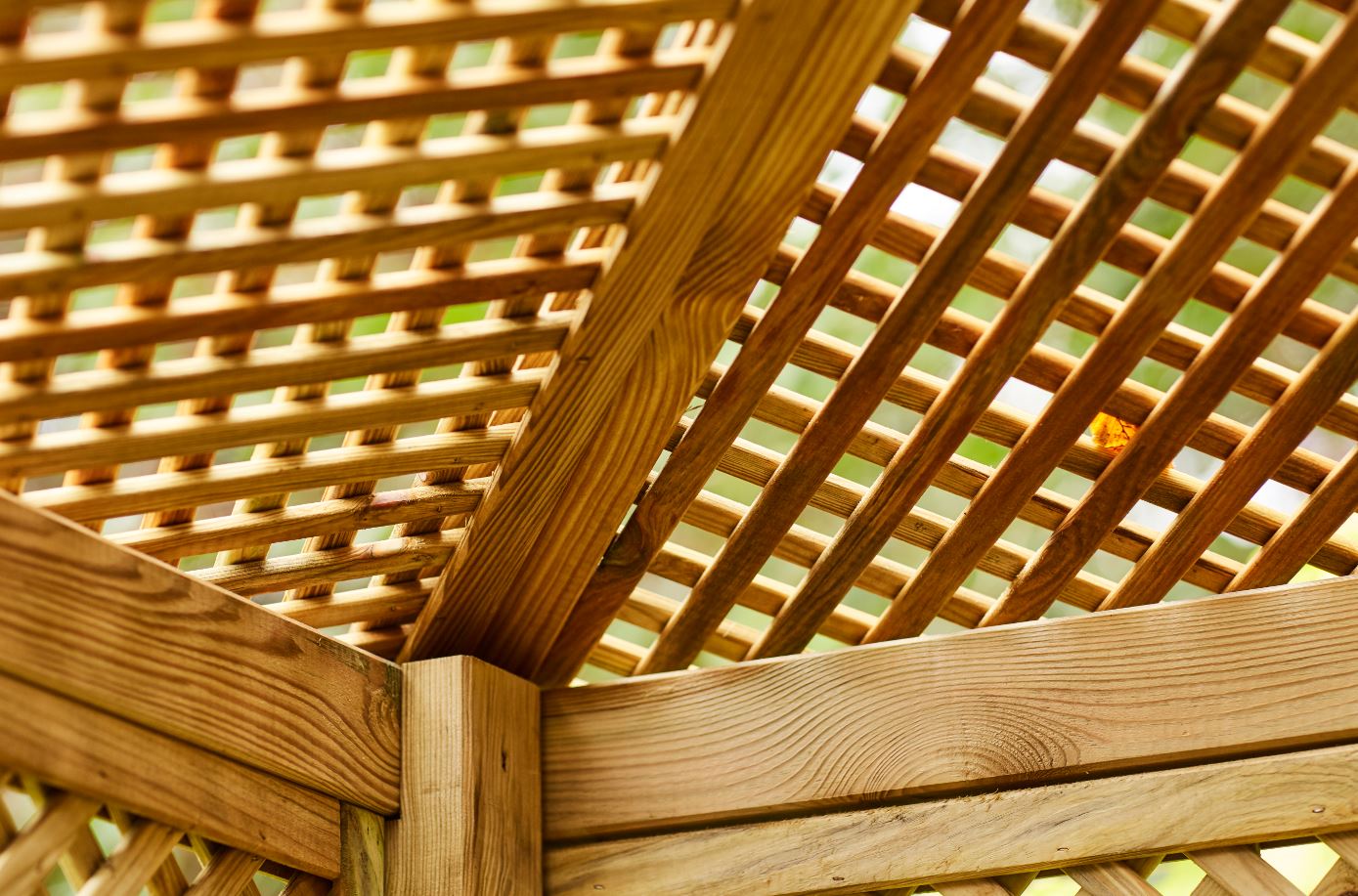 The Valencia Corner Arbour is a definitivestructure, ideal for creating a sheltered dining area, or a relaxing seating area. The lattice trellis design creates a truly classic structure. The strong and sturdy construction is pressure-treated to ensure protection and long term use.