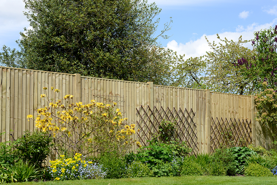 This panel is constructed using 100mm wide featheredge boards and a flat top edge combining a classic look with strength. Available pressure-treated in either pressure-treated green, pressure-treated golden brown or dark brown for protection against wood rot.