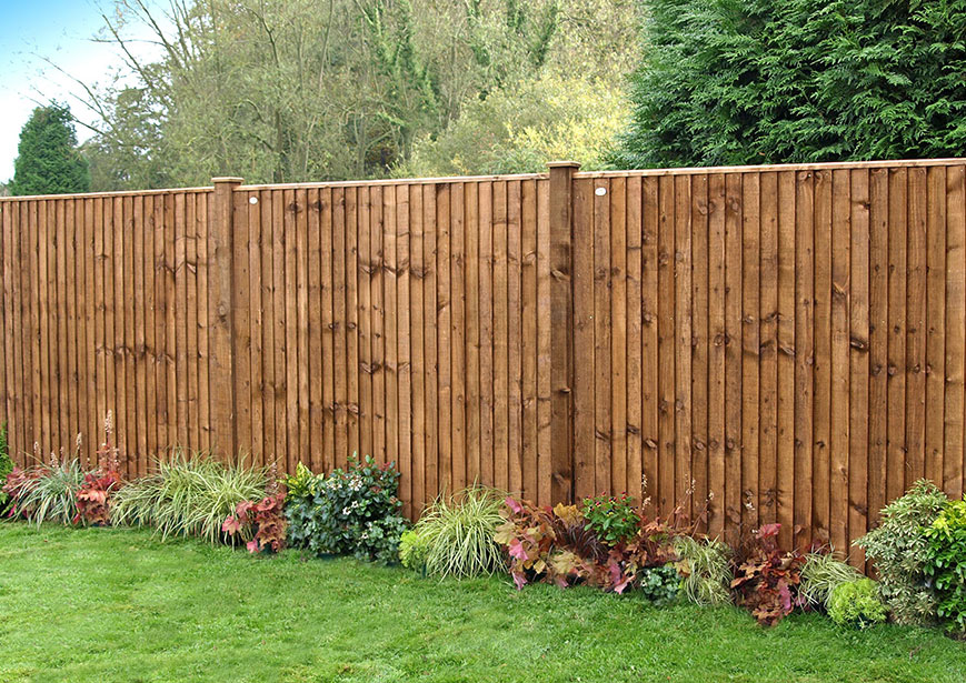 This panel is constructed using 100mm wide featheredge boards and a flat top edge combining a classic look with strength. Available pressure-treated in either pressure-treated green, pressure-treated golden brown or dark brown for protection against wood rot.