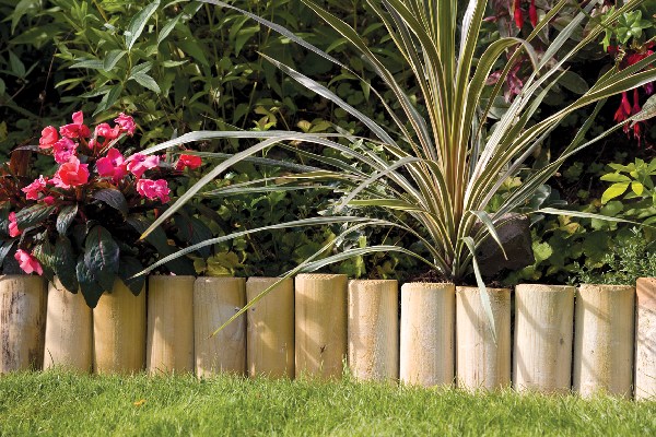 This timber log roll edging is perfect for creating a border along a lawn. It is manufactured from pressure treated timber and quick and easy to fit. The versatile roll can be used on straight or curved edges.