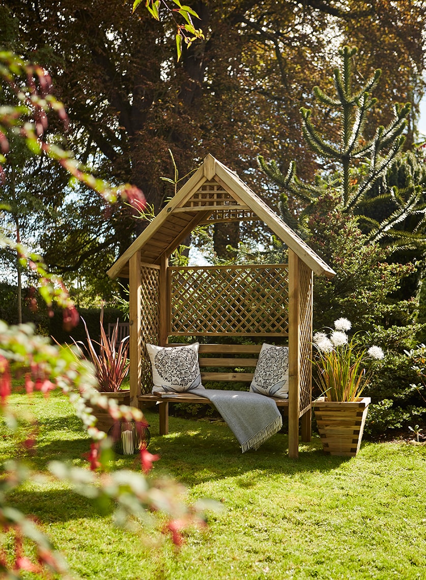 This classic arbour is designed with diamond trellis sides and back to support climbing plants. The slatted roof provides extra protection from the sun, and the sturdy yet comfortable bench enables you to sit back and relax. It is made from pressure-treated timber for long lasting protection.