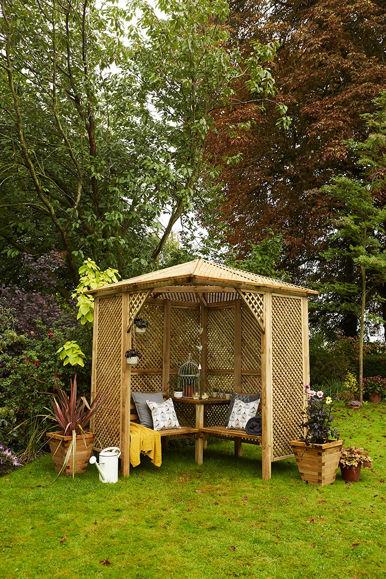 The Valencia Corner Arbour is a definitivestructure, ideal for creating a sheltered dining area, or a relaxing seating area. The lattice trellis design creates a truly classic structure. The strong and sturdy construction is pressure-treated to ensure protection and long term use.